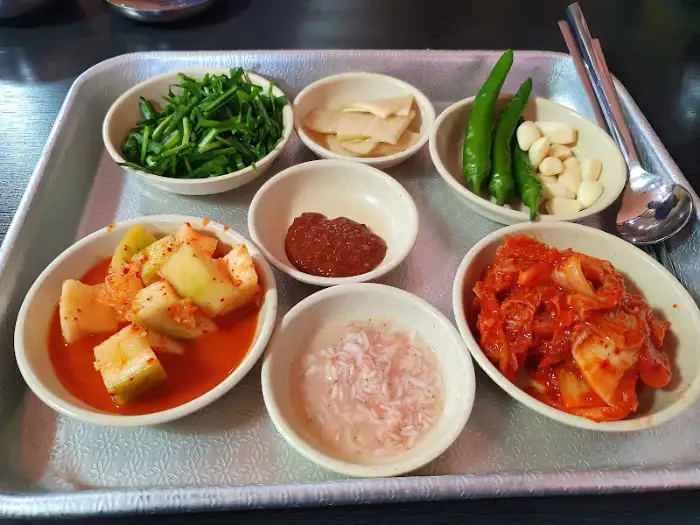 쟁반 가득한 밑반찬 모습