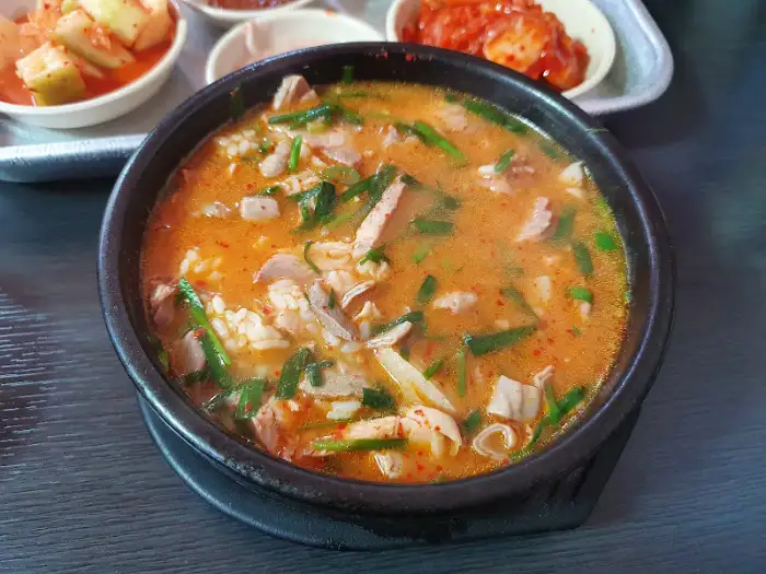 양념이 더해진 국밥 모습