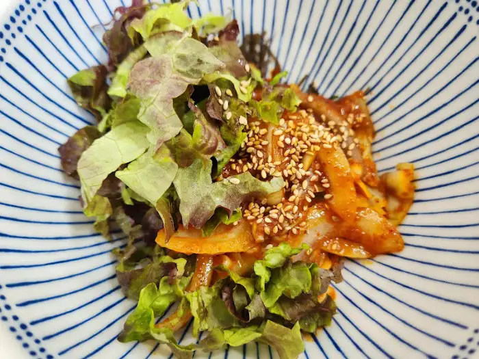 신선한 채소와 낙지볶음이 어우러진 낙지비빔밥