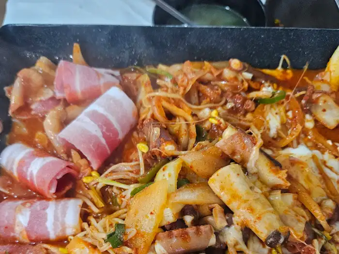 전복과 해산물이 푸짐하게 들어간 전복해물미역국