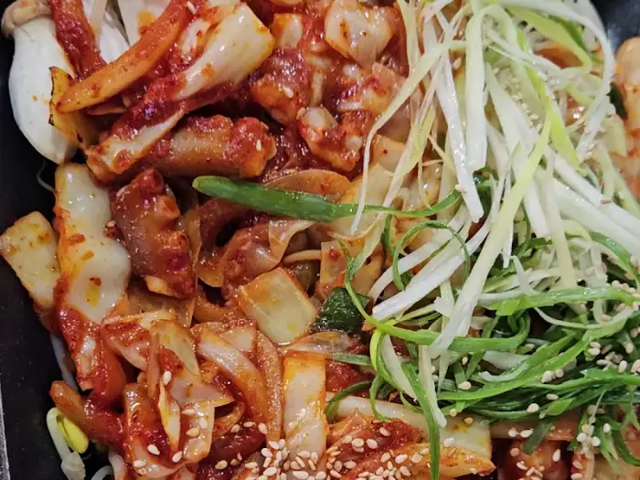 매콤달콤한 낙지볶음과 채소가 어우러진 비빔밥