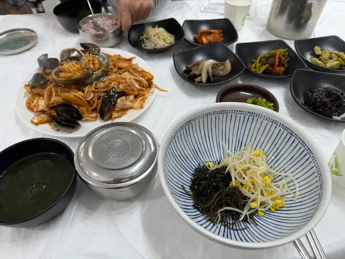테이블에 차려진 푸짐한 한상차림