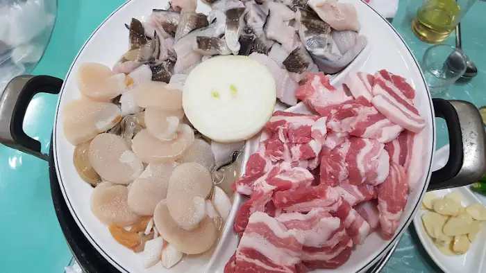 모둠 해산물과 신선한 고기