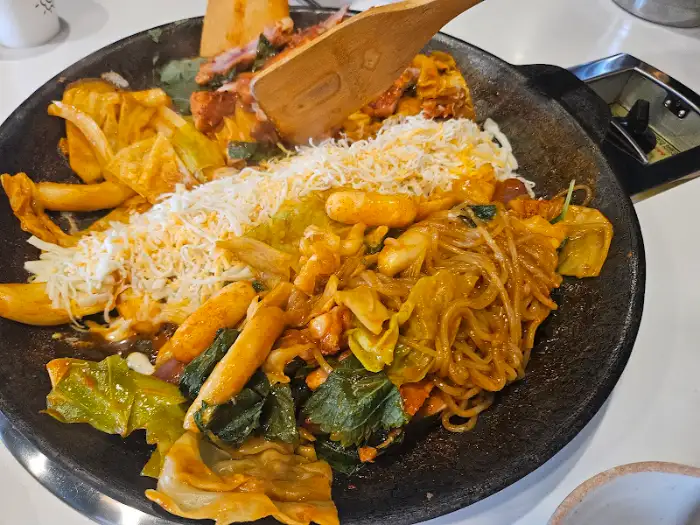 치즈가 듬뿍 올라간 닭갈비