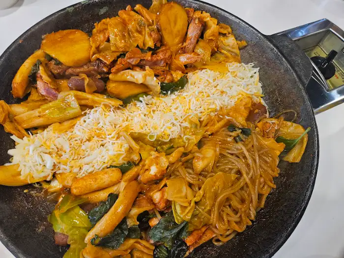 치즈와 닭갈비, 각종 채소가 어우러진 모습