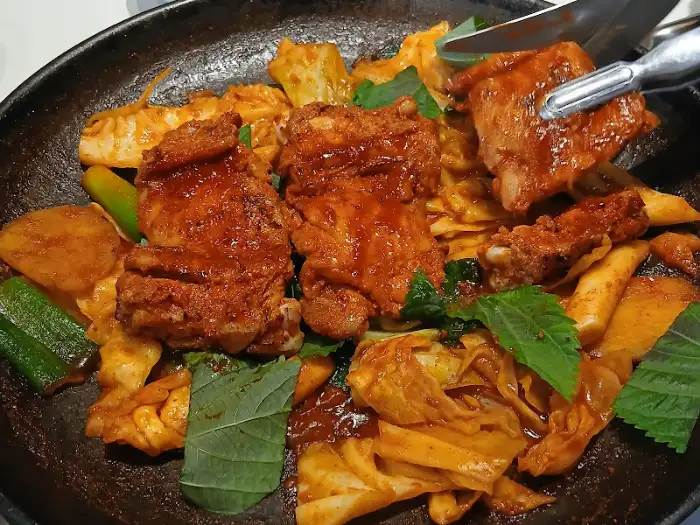 먹음직스럽게 구워진 닭갈비