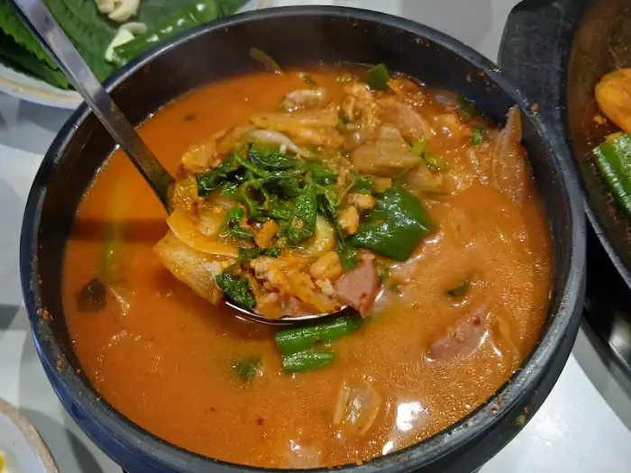 진한 국물의 뚝배기 부대찌개