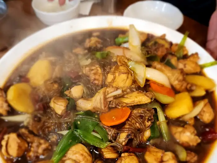따뜻한 김이 피어오르는 찜닭 접시