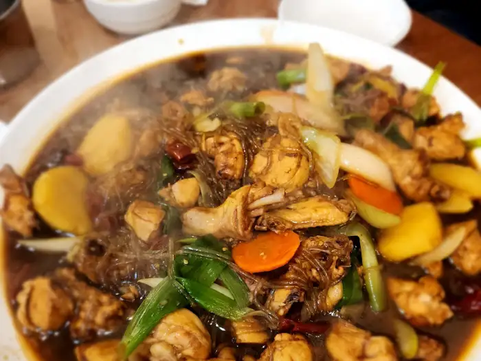 다양한 재료가 어우러진 찜닭 모습