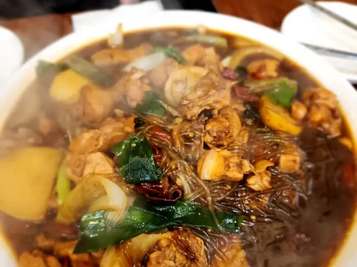 김이 피어오르는 찜닭 접시를 위에서 바라본 모습