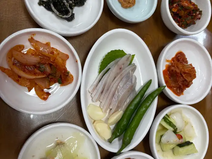 정갈한 반찬 접시들
