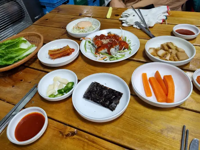 다양한 해산물과 곁들임 찬