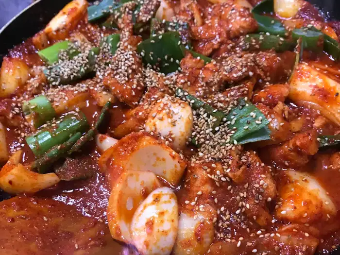 푸짐하게 차려진 돼지 주물럭