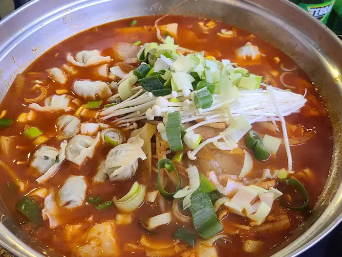 얼큰한 국물의 참치찌개
