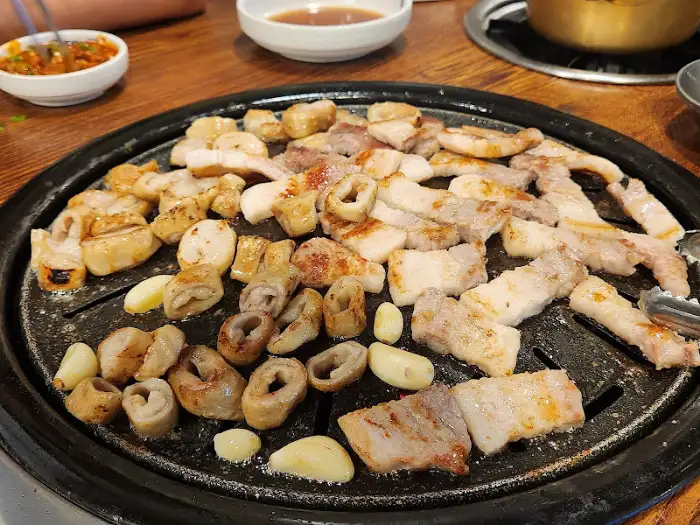 다양한 부위의 소고기가 불판 위에 구워지고 있는 모습