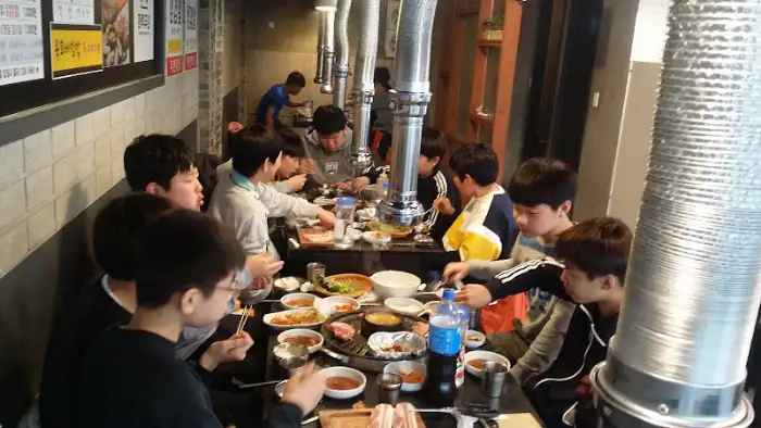 가족 단위의 손님들이 편안하게 식사하는 모습