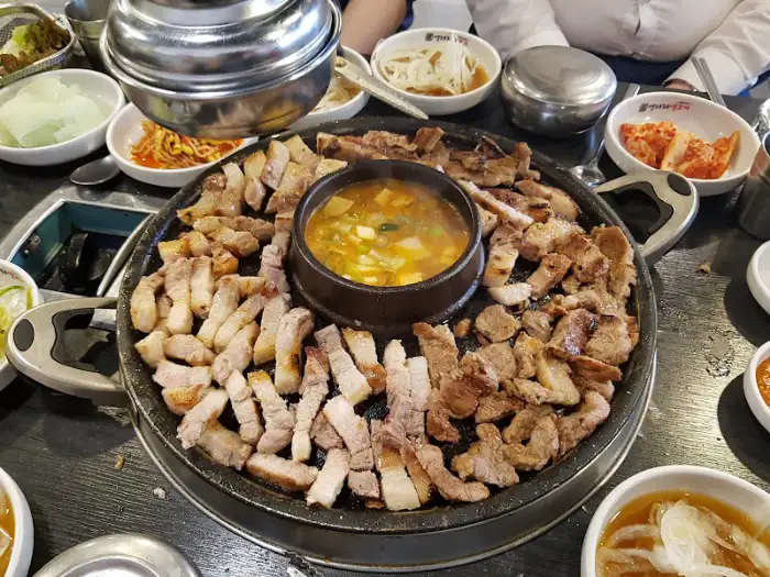 불판 중앙에 된장찌개가 끓고 있는 모습