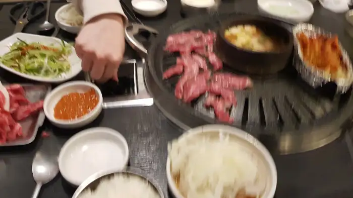 다양한 쌈 채소와 곁들여 먹는 고기