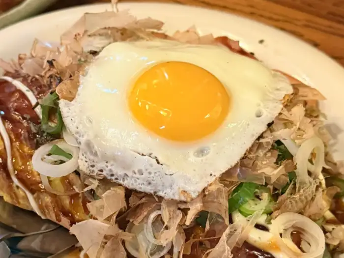 오코노미야키 위 반숙 계란 프라이