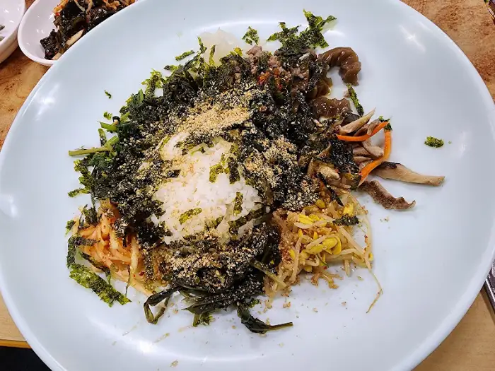 푸짐하게 담긴 비빔밥. 다양한 나물과 밥, 김가루가 조화를 이룬다.
