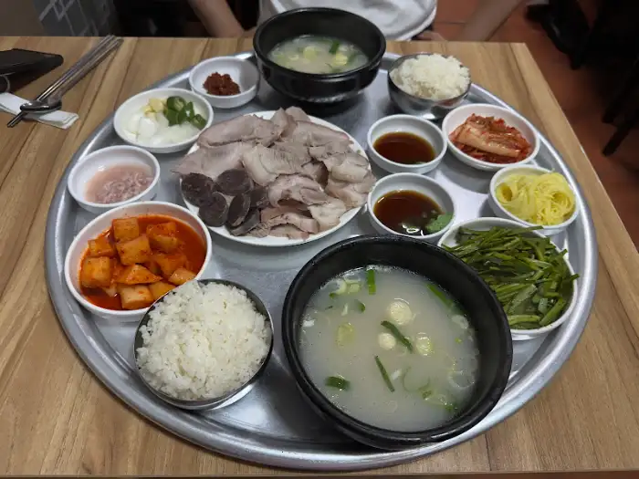 비봉식당 돼지국밥과 수육백반 구성