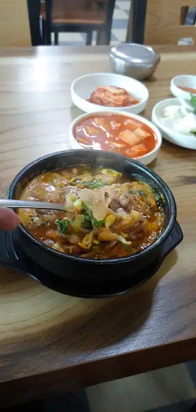 장수고을 우족탕 먹는 모습