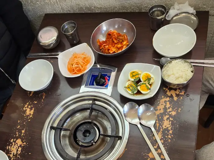 테이블 위에 세팅된 밥, 국, 반찬들의 모습