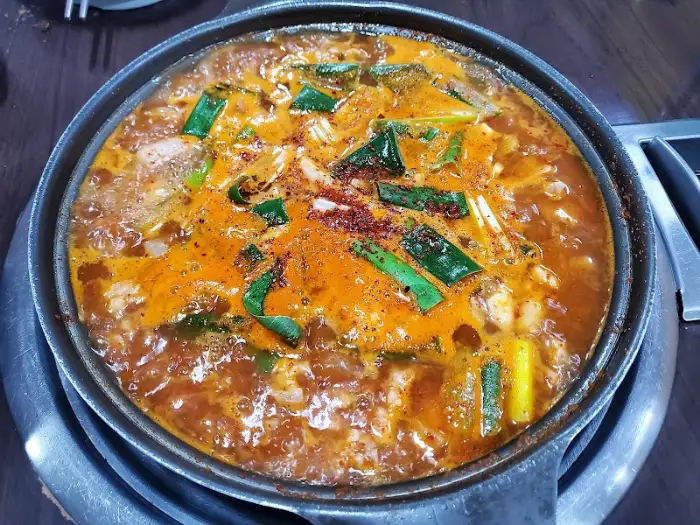 끓고 있는 돈사태전골의 모습
