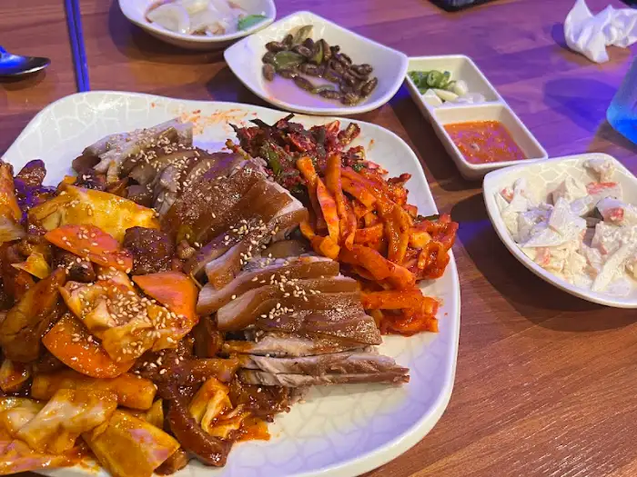 튀김족발과 곁들임 메뉴