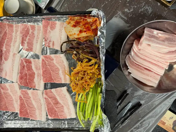 냉동 삼겹살과 곁들임 채소