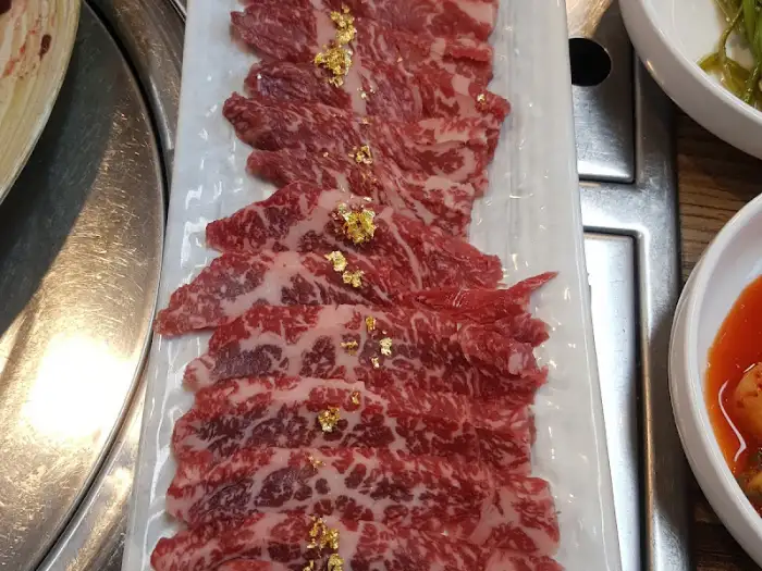 숯불 위에서 구워지는 소갈비살