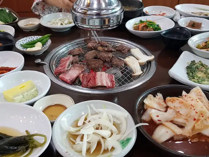 삼겹살과 함께 구워지는 버섯과 곁들임