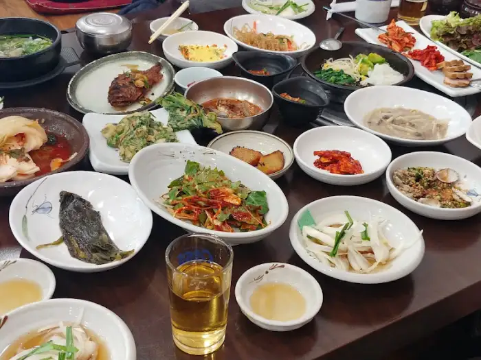 다양한 반찬과 함께 나온 대구탕