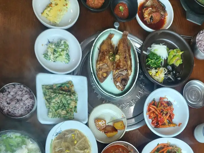 정갈하게 차려진 한정식 한 상