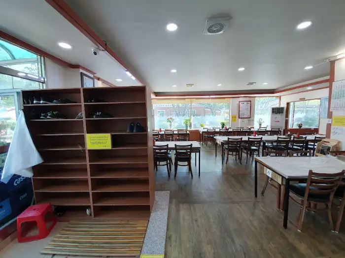 할매집 신발 보관대와 내부 홀