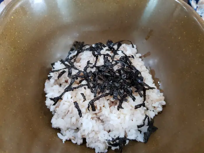 산채보리밥 위에 올려진 고명