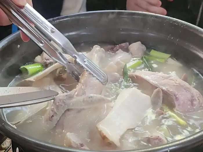 끓고 있는 닭한마리 뚝배기