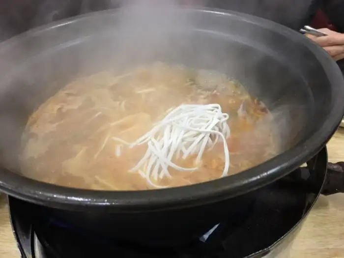 김이 나는 닭육수 국물