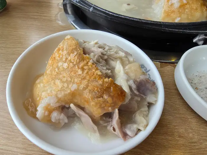 개인 접시에 담은 누룽지 영계백숙