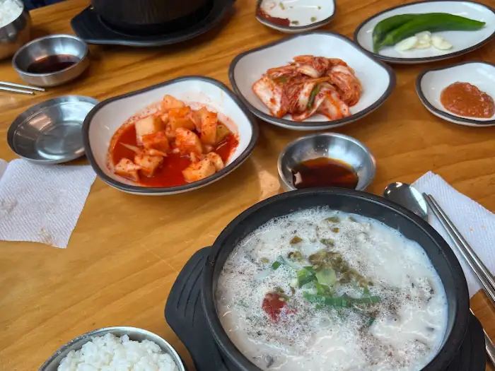 내장탕과 기본 반찬