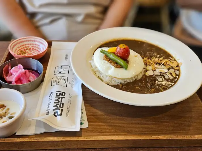 계란 프라이와 토핑이 얹어진 카레