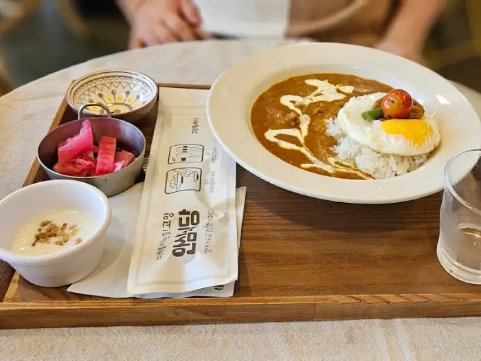 카레우동과 곁들임 메뉴