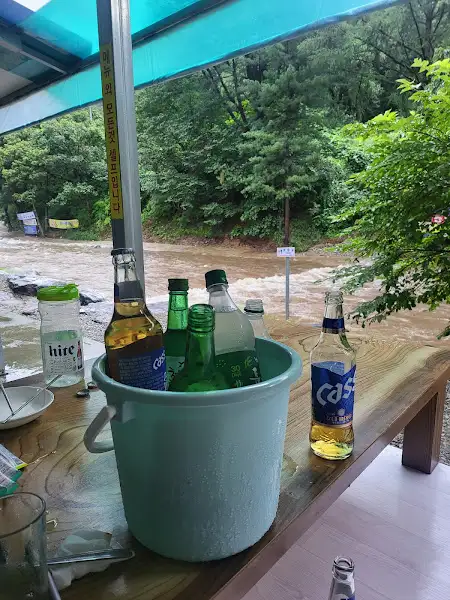 테이블 위에 놓인 다양한 종류의 맥주병