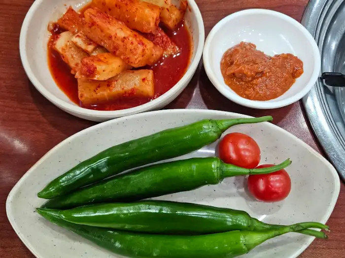 깍두기와 쌈장, 고추