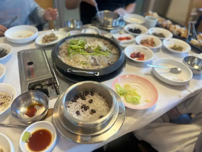 밥과 함께 제공되는 솥