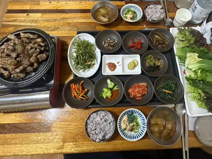 테이블 위에 놓인 쌈밥 구성 전체 모습