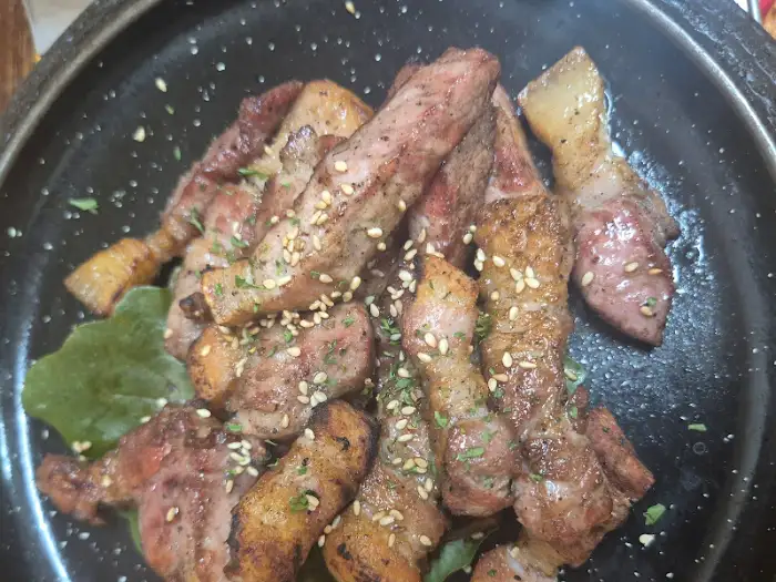 푸짐하게 담긴 구운 고기