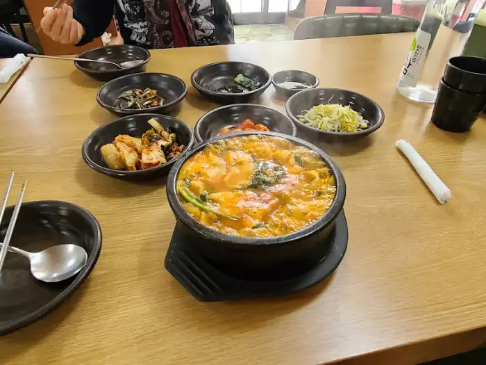 어탕과 밥, 여러 반찬이 차려진 테이블 모습