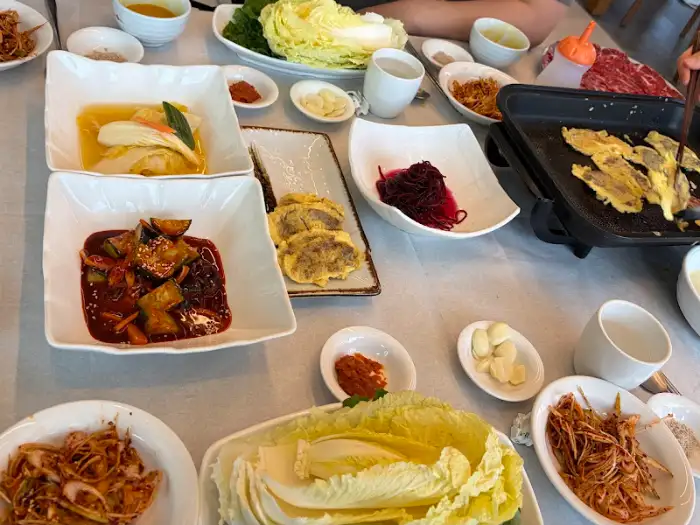 다양한 반찬과 함께 차려진 한 상