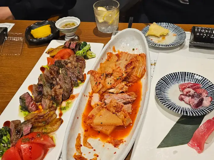 다양한 요리가 테이블에 차려진 모습